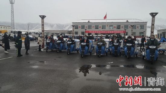 圖為環(huán)衛(wèi)設(shè)施集中發(fā)放儀式現(xiàn)場(chǎng)。甘恩超 攝