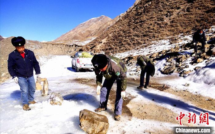 圖為管護(hù)員清理山體落石。受訪者供圖