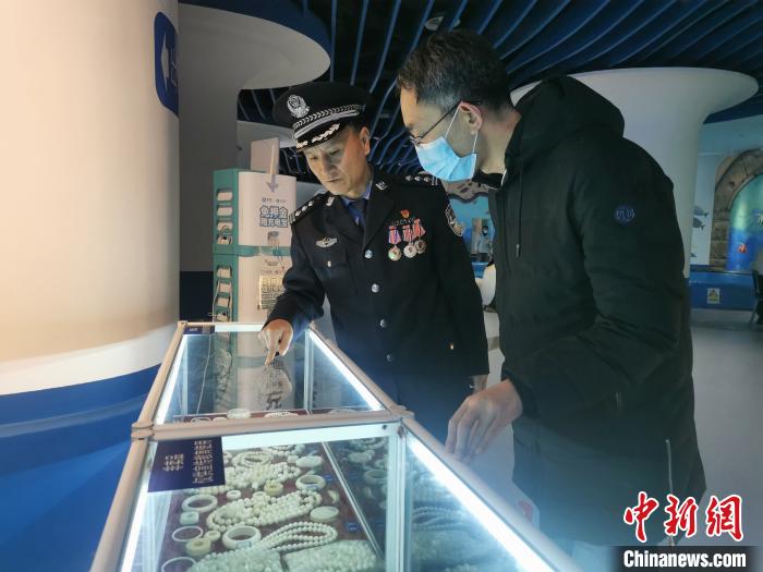 圖為森林警察為游客講解查獲這些象牙制品過程中發(fā)生的真實故事?！∥乃碱?攝