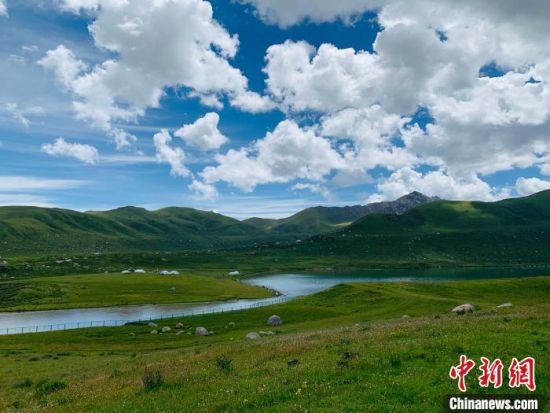 圖為果洛州境內(nèi)的年保玉則。（資料圖）　孫?！z