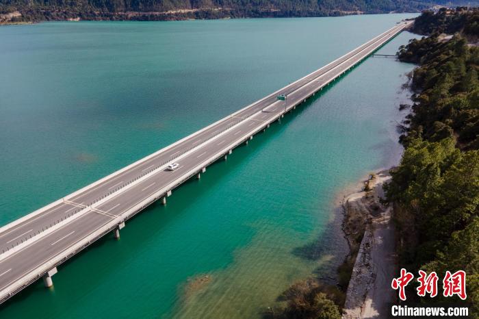 資料圖為西藏拉薩至林芝高等級(jí)公路多布湖風(fēng)光。　江飛波 攝