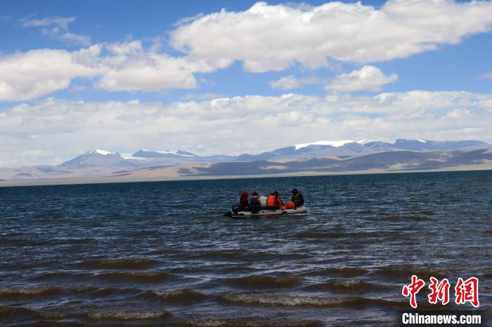 科考隊員向湖心進發(fā)，風浪越來越大。　<a target='_blank' ><p  align=