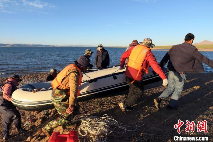 完成達則錯科考任務(wù)，科考隊員抬充氣快艇上岸?！?lt;a target='_blank' ><p  align=