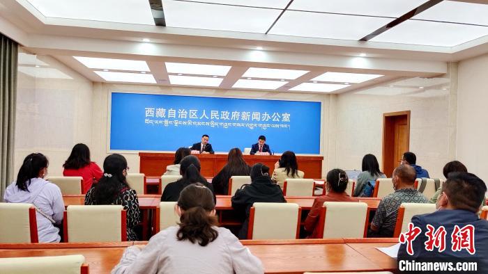 圖為西藏阿里地區(qū)在拉薩召開新聞發(fā)布會，發(fā)布西藏和平解放70年來阿里地區(qū)經(jīng)濟(jì)社會發(fā)展成就。　貢桑拉姆 攝