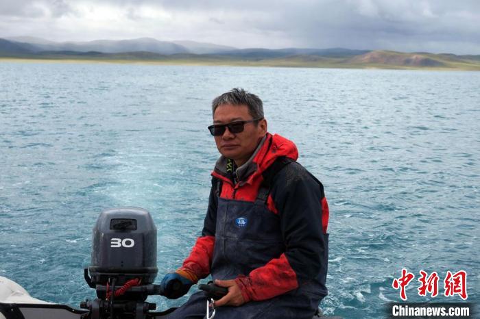 本次科考領隊、中科院青藏高原所侯居峙研究員駕駛充氣快艇。　<a target='_blank' ><p  align=