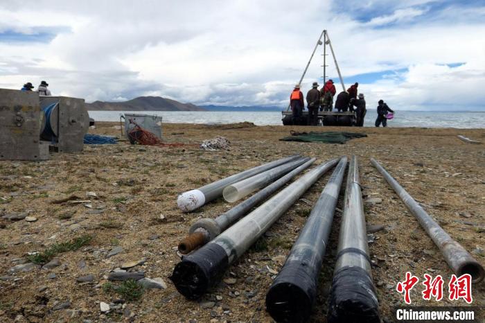 科考隊員從巴木錯采集的科研樣品?！?lt;a target='_blank' ><p  align=