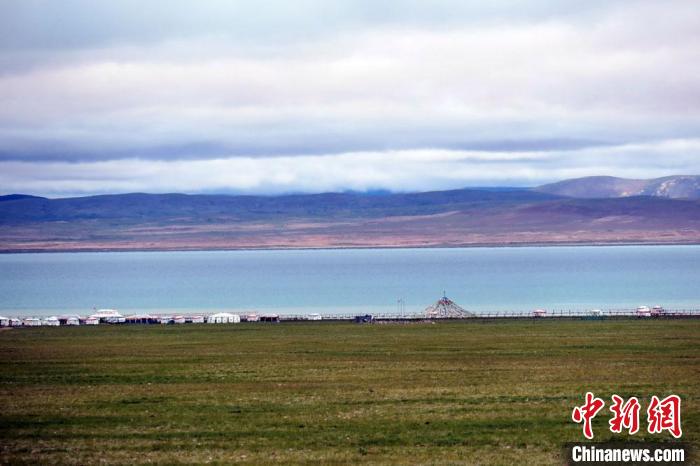 西藏安多縣茲格塘錯(cuò)岸邊帳篷林立，旅游業(yè)發(fā)展勢頭良好。　<a target='_blank' ><p  align=