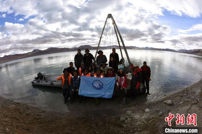 科考隊(duì)員在結(jié)則茶卡湖岸邊合影。　<a target='_blank' ><p  align=