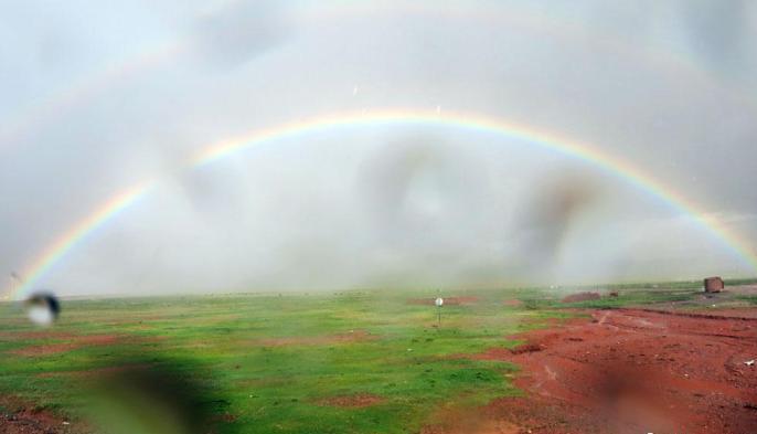 科考隊(duì)員在茲格塘錯(cuò)采樣返程途中，高原風(fēng)雨彩虹送行。　<a target='_blank' ><p  align=