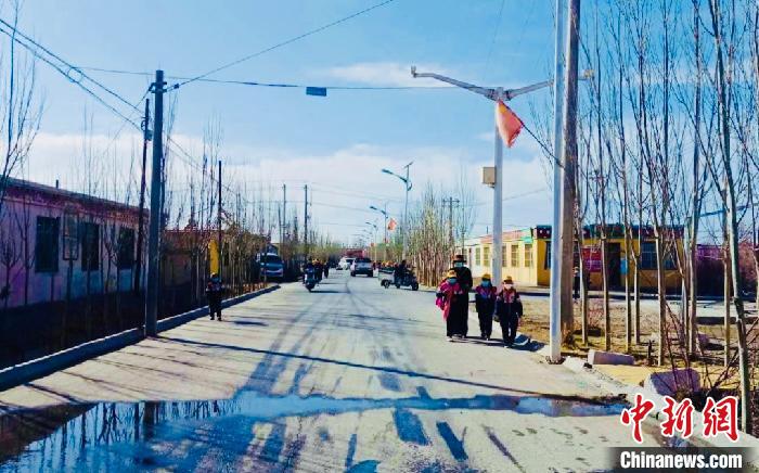 圖為黃河源昆侖社區(qū)馬路的一角?！「駹柲臼形麄鞑?供圖