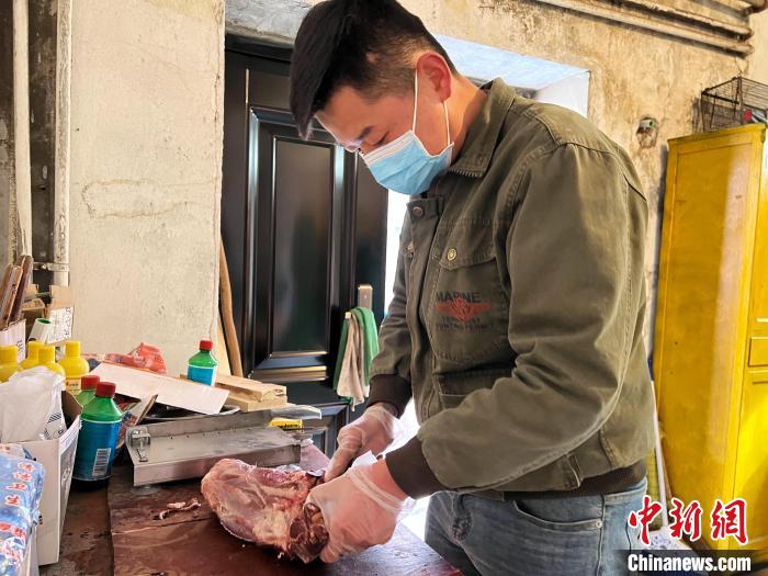 圖為雪豹“奶爸”史壽軍正在準備投喂雪豹的食材。　馬銘言 攝