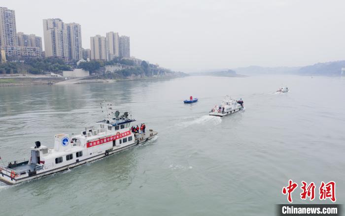 聯合巡江守護活動現場?！〗部h融媒體中心 攝