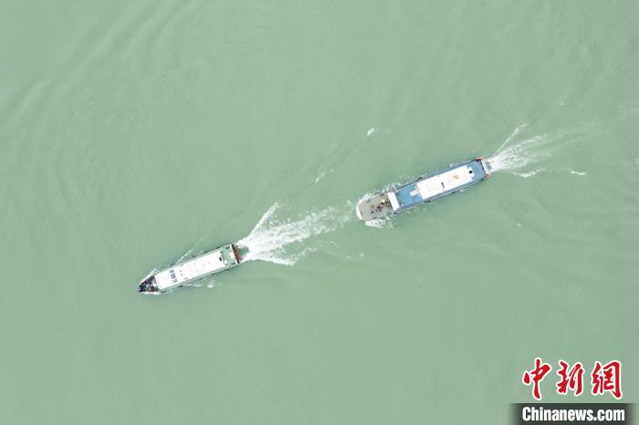 聯合巡江守護活動現場?！〗部h融媒體中心 攝