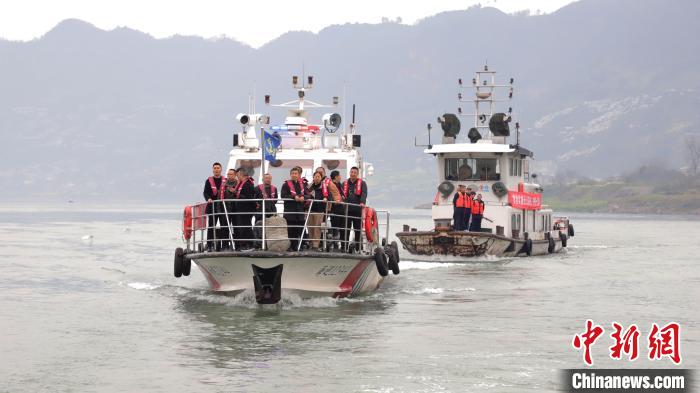 聯合巡江守護活動現場?！〗部h融媒體中心 攝