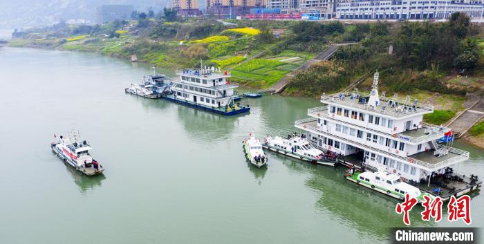 聯合巡江守護活動現場?！〗部h融媒體中心 攝