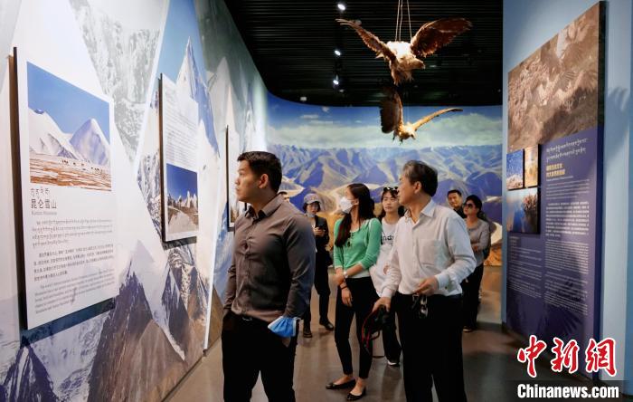 圖為中外嘉賓參觀玉樹(shù)州博物館?！●R銘言 攝