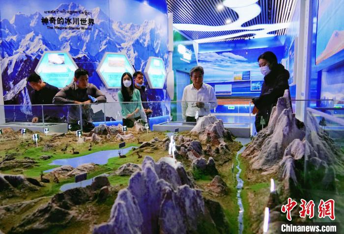 圖為中外嘉賓在玉樹(shù)州博物館內(nèi)參觀?！●R銘言 攝