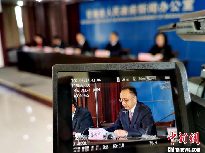 圖為青海省水利廳廳長張世豐參加新聞發(fā)布會。　張?zhí)砀?攝