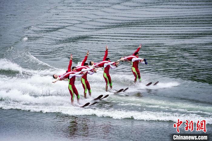 捕魚(yú)節(jié)上的水上表演?！≈鬓k方供圖