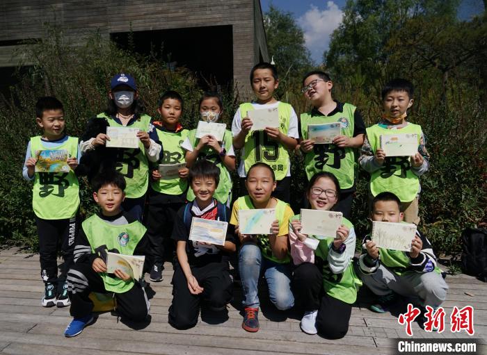 圖為小朋友展示學(xué)習(xí)成果?！●R銘言 攝