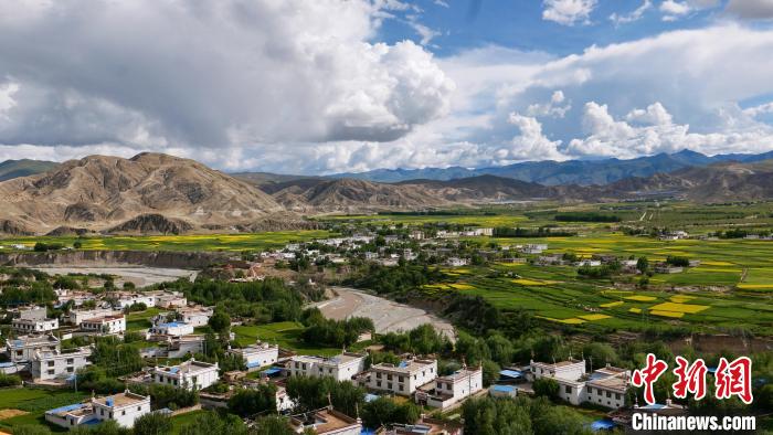 圖為依地形而建的西藏拉薩市尼木縣村居?！≈x牧 攝