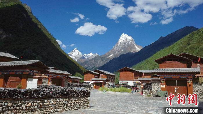 圖為西藏林芝市工布江達縣錯高古村?！≈x牧 攝
