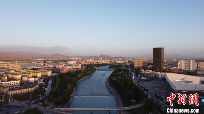 圖為無人機航拍德令哈巴音河?！『钨婚?攝