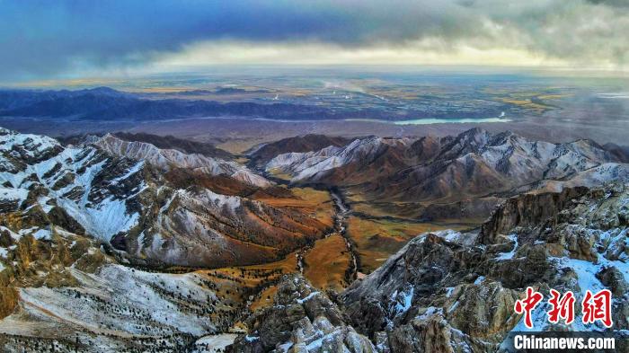 圖為柴達(dá)木盆地柏樹山森林地質(zhì)公園云霧繚繞?！“蛨D那生 攝