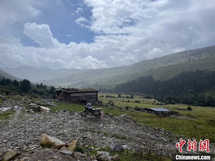 圖為9月28日一輛停在牧場上的摩托車。 <a target='_blank' href='/'><p  align=