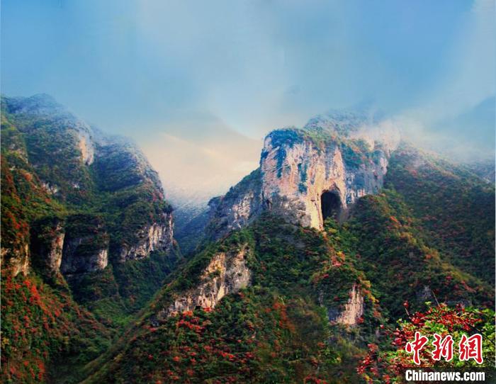 萬(wàn)源魚泉地標(biāo)?！≈炱桨?攝