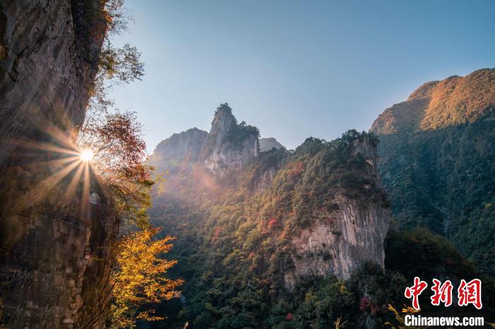 朝霞?！∏貪h忠 攝