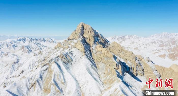 圖為山川被白雪覆蓋。　都蘭縣融媒體中心供圖