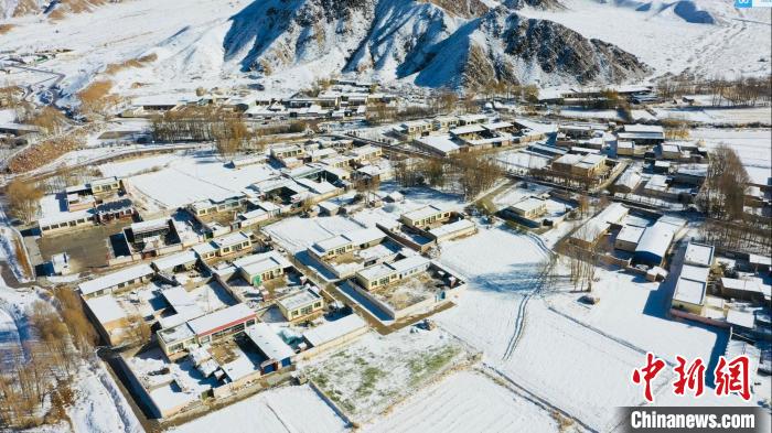 圖為鄉(xiāng)村被白雪覆蓋。　都蘭縣融媒體中心供圖