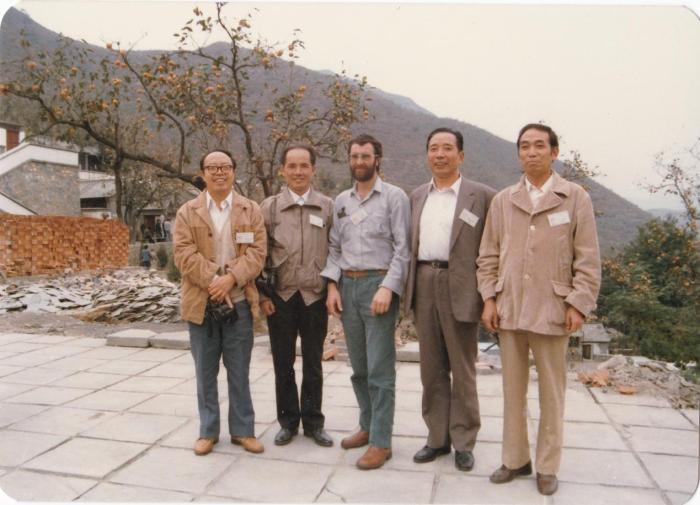 1987年早期脊椎動(dòng)物國(guó)際研討會(huì)在中國(guó)舉行，劉玉海先生(右一)與中外同行專(zhuān)家合影?！avin Young(澳大利亞) 供圖