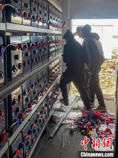 圖為微電網(wǎng)系統(tǒng)安裝調(diào)試現(xiàn)場(chǎng)?！O寶鶴 攝