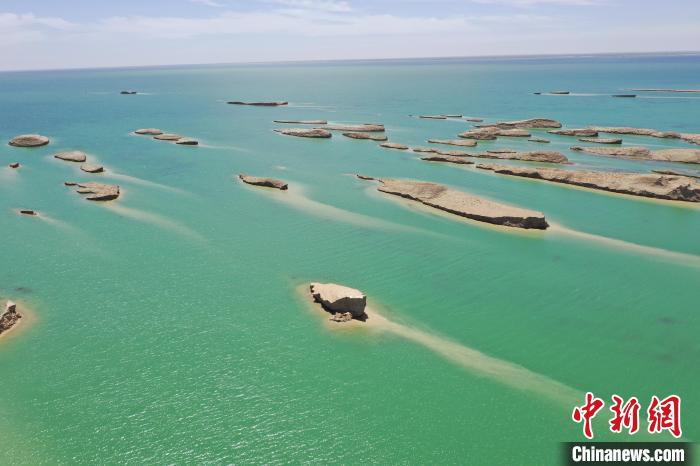 圖為海西州境內(nèi)的水上雅丹風(fēng)光?！≮w凜松 攝