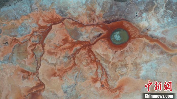 圖為海西州境內(nèi)的“網(wǎng)紅”景點(diǎn)“惡魔之眼”?！≮w凜松 攝