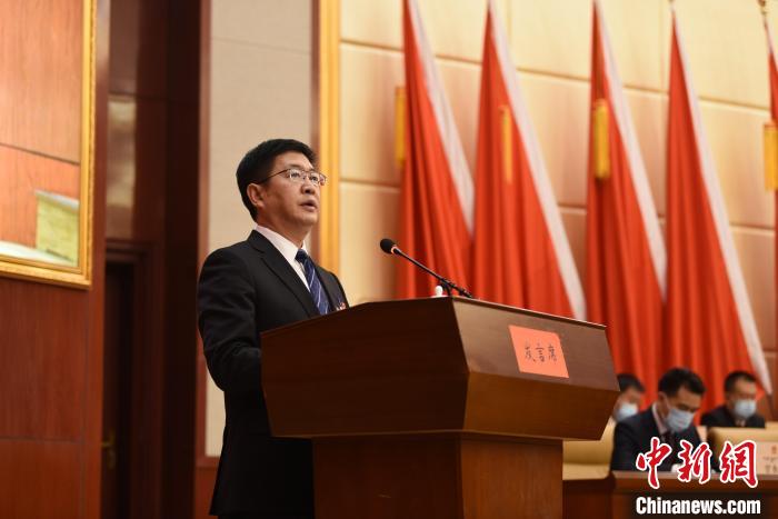 圖為青海省果洛州人民政府州長葉萬彬作政府工作報(bào)告?！　《嘟馨盒?攝