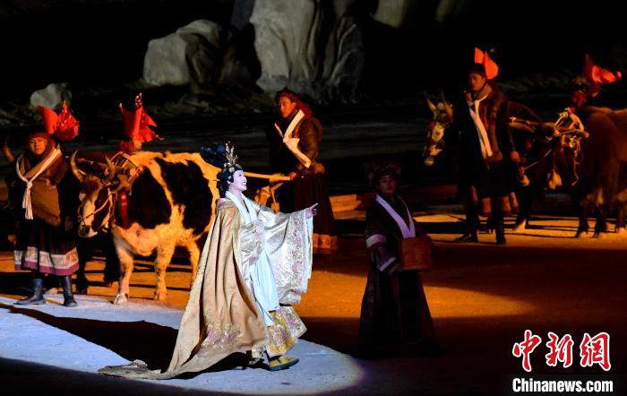 3月17日，西藏拉薩，《文成公主》大型史詩(shī)劇演出現(xiàn)場(chǎng)?！±盍?攝