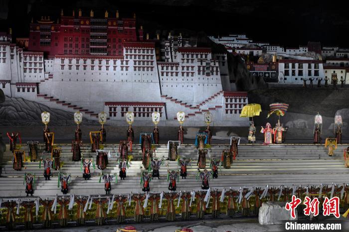 3月17日，西藏拉薩，《文成公主》大型史詩(shī)劇演出現(xiàn)場(chǎng)?！±盍?攝