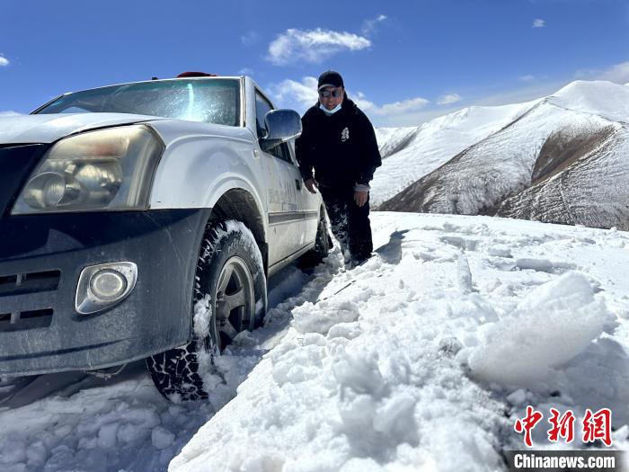 圖為生態(tài)管護人員準備在雪地推車。　丁巴達杰 攝