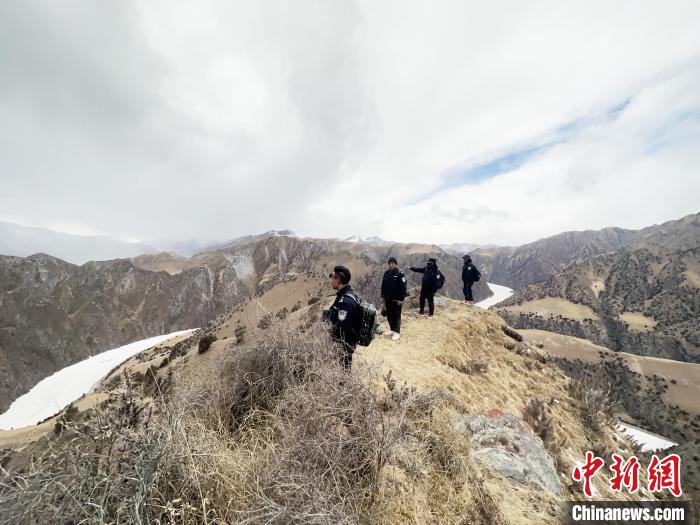 圖為曲麻萊縣崗當村的生態(tài)管護人員開展巡護?！《“瓦_杰 攝