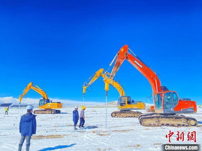 圖為雪中施工。資料圖 姜佳保供圖