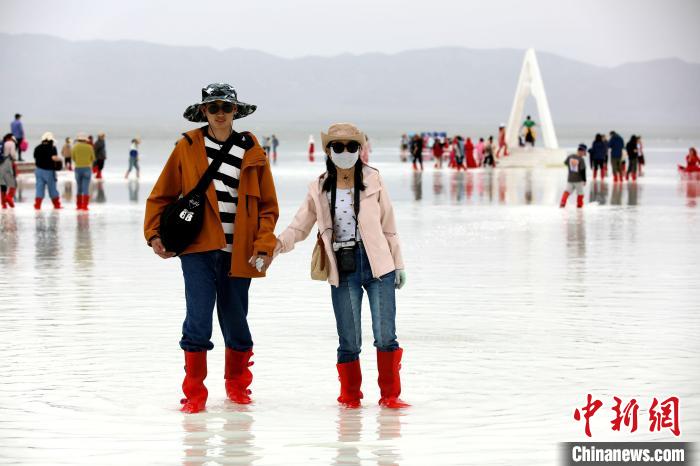 圖為游客在茶卡鹽湖之中?！⊙Φ?攝