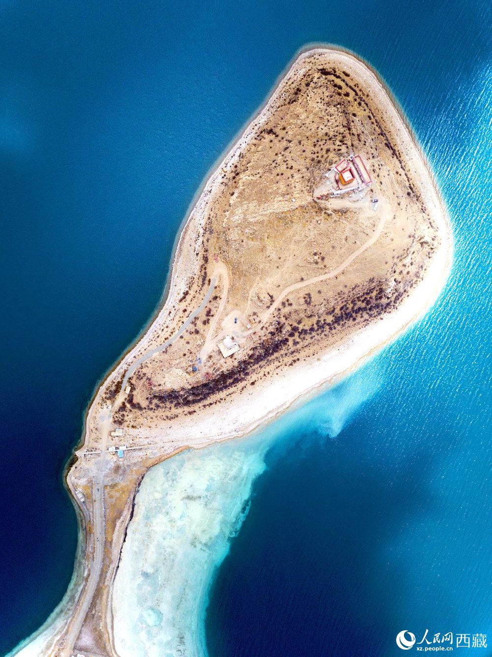 無人機(jī)視角下的西藏羊卓雍錯(cuò)日托寺風(fēng)光。人民網(wǎng)記者 次仁羅布攝