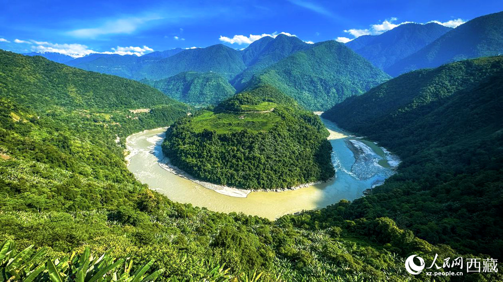 風(fēng)景秀麗、植被繁茂的西藏林芝市墨脫縣果果塘大拐彎。人民網(wǎng)記者 次仁羅布攝