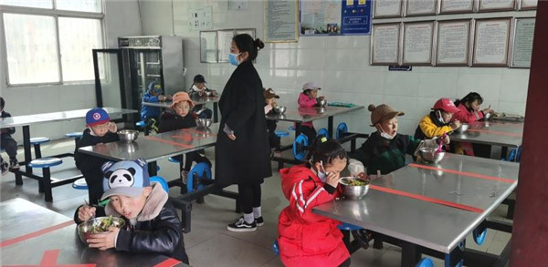 圖片默認(rèn)標(biāo)題_fororder_3、錯(cuò)峰就餐的學(xué)生們-攝影-左斌