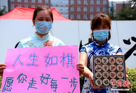 資料圖：2020年7月河南鄭州一高考考點，考生家長送考 中新社記者 王中舉 攝