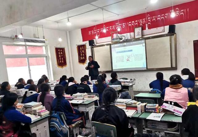 學(xué)生在免費輔導(dǎo)班上課。　尼瑪初 攝