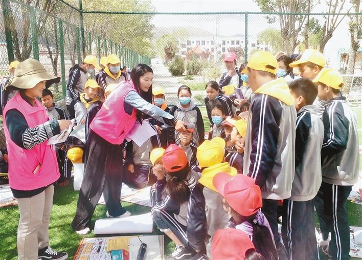 瓊結(jié)縣“四講四愛(ài)”宣講員在瓊結(jié)縣中學(xué)宣講。記者 段敏 攝.jpg